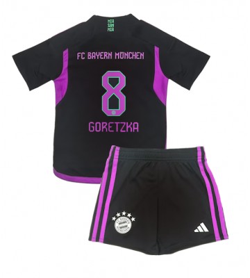 Bayern Munich Leon Goretzka #8 Koszulka Wyjazdowych Dziecięca 2023-24 Krótki Rękaw (+ Krótkie spodenki)